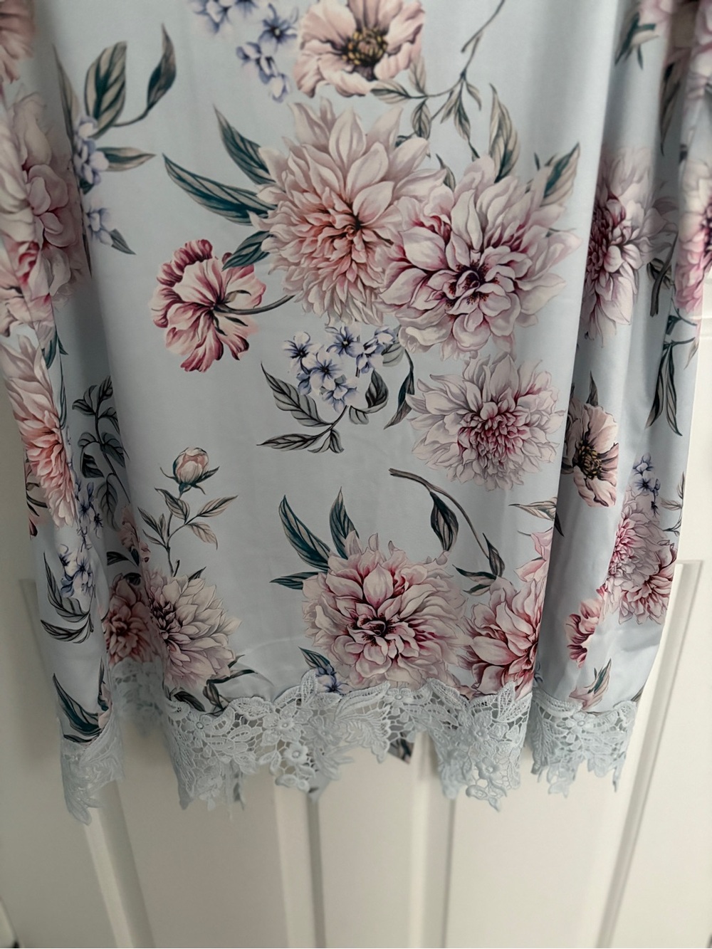 Le Rose Small Medium Floral Robe with Lace Details - Picture 6 of 7